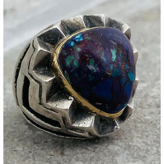 Vintage Early Dian Malouf Ring, Purple Mojave Turquoise in 14k Gold Bezel With Sterling Zigzag Surround & Continuing Down the Tapered Hammered Band For Sale - Image 10 of 12