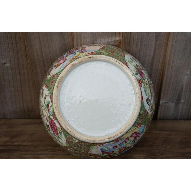 19th Century Chinese Qing Dynasty Famille Rose Canton Covered Bowl For Sale - Image 14 of 18