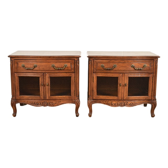 Henredon French Provincial Louis XV Carved Oak Nightstands, Pair For Sale