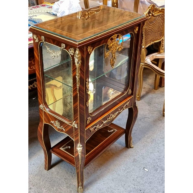 French French Louis XV Petite Display Cabinet – Mirrored Interior With Gold Leaf Details & Glass Top For Sale - Image 3 of 3
