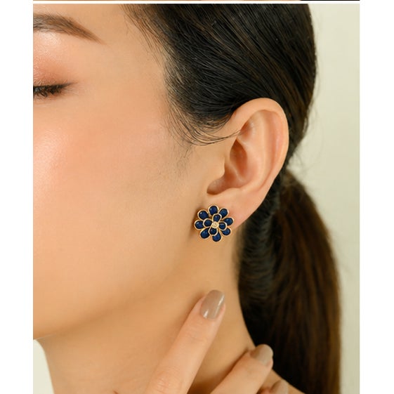 18k Yellow Gold Deep Blue Sapphire Floral CLuster Earrings With Diamonds- A Pair For Sale - Image 4 of 9