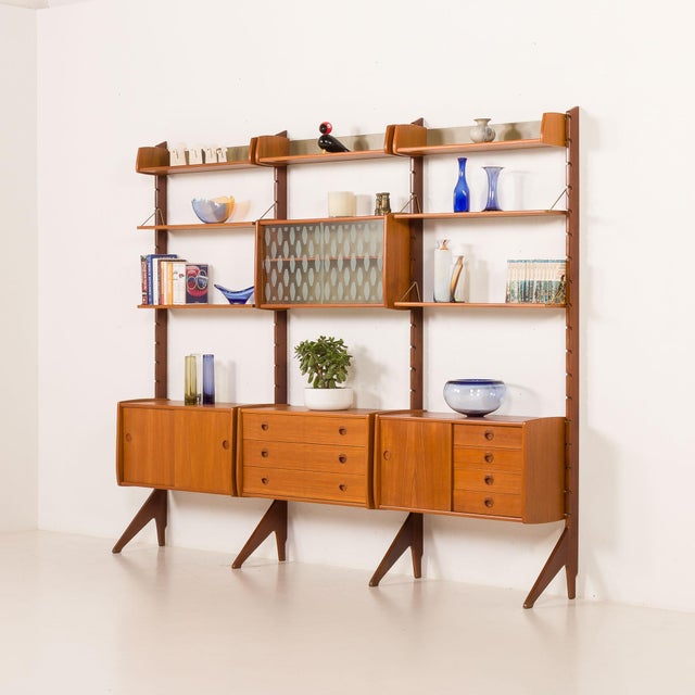 This fully renovated scandinavian free-standing three-bay wall unit in teak comes from norway from the 1960s. It is a...