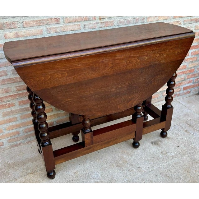 Round dining table with wings from the 1900s Depth with open wings 105cm