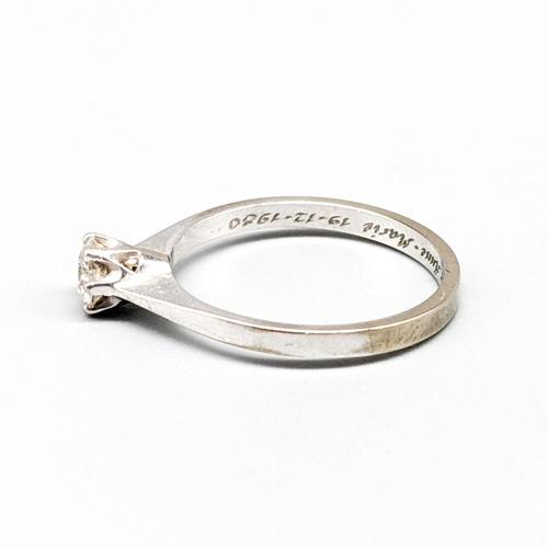 Ring, Gold, 18K, 2.69g, Size: 17.25mm, Good condition, Contains engraving, Diamond of approx. 0.34ct. . This piece has an...