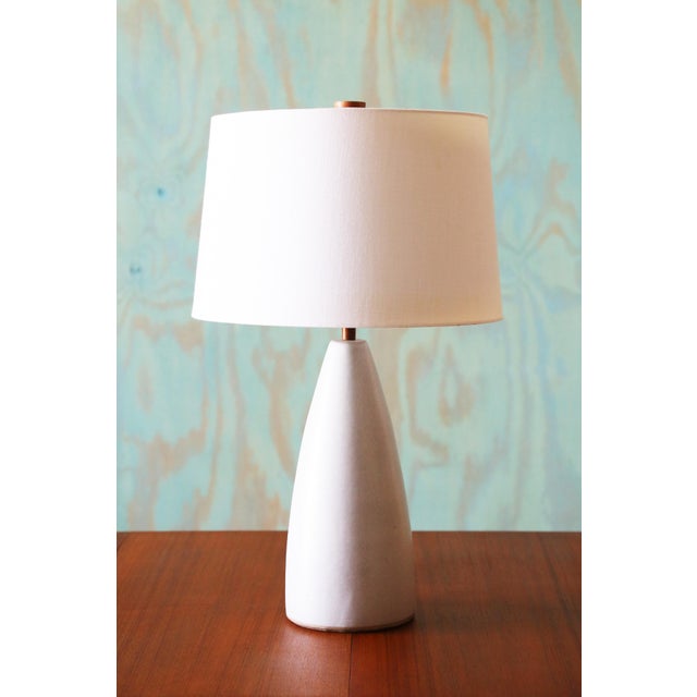 A highly collectable 1960s lamp designed by Jane and Gordon Martz of Marshall Studios in Veedersburg Indiana. These lamps...