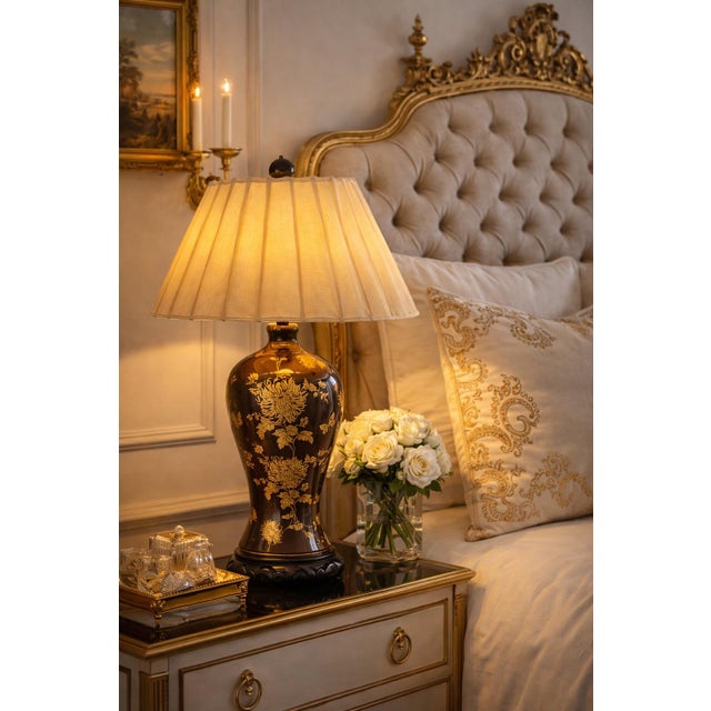 Vintage Chinoiserie Table Lamp With Gold Floral Motif, Brown Lacquered Glass Body and Original Pleated Shade – David W. Estate For Sale - Image 9 of 11