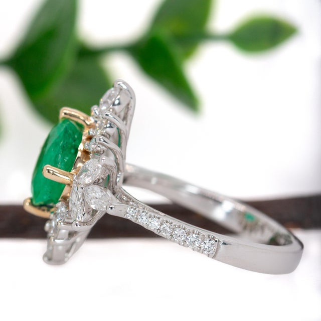 2020s Gia Certified 2.2ct Colombian Emerald Ring W Natural Diamond Accents in 14k Gold, Size 7.5 For Sale - Image 5 of 9