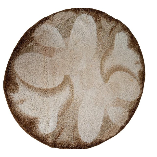 This round rug, produced by Desso in Holland in the 1970s, is an elegant example of vintage design. It has a diameter of...