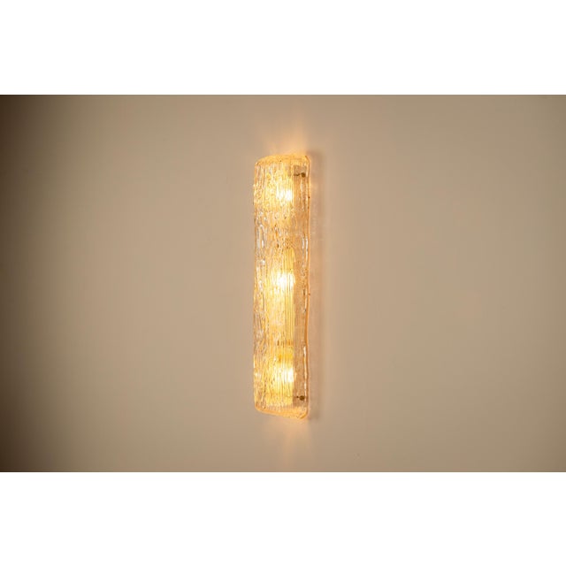 There is a quiet elegance in the way Murano glass captures and transforms light. This wall lamp, known as the “Bambu”...