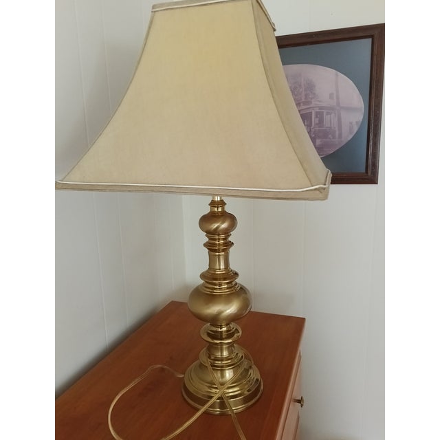 Mid 20th Century Vintage Solid Brass Table Lamp With Square Shade – Classic Traditional Elegance For Sale - Image 5 of 12