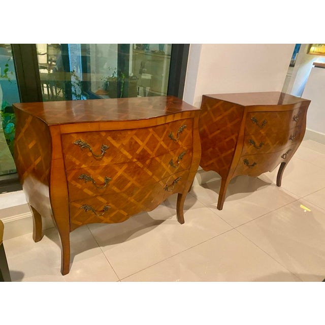 Late 20th Century Pair of Louis XV Style Bombe Chests in Burl Walnut With Parquetry Inlay For Sale - Image 4 of 5
