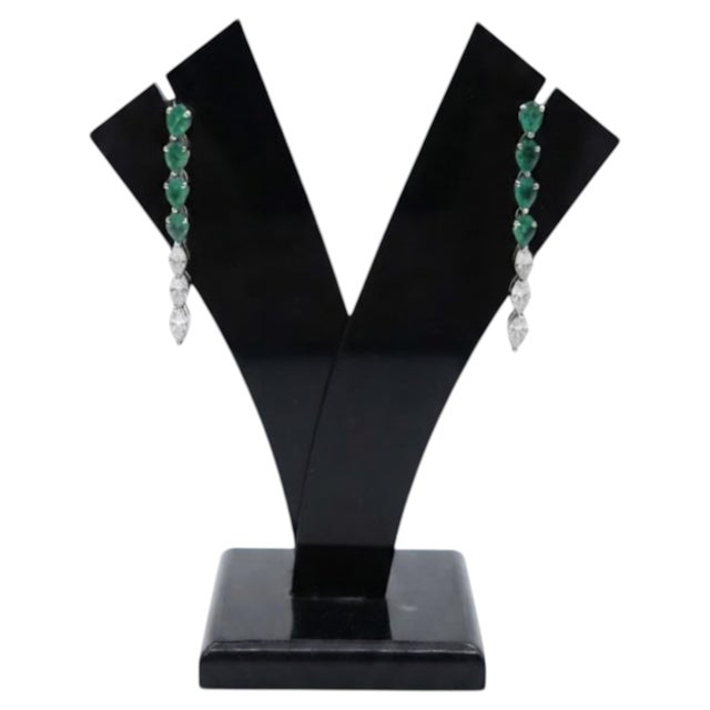 Gemstone details Emerald: 0.91 cts Diamond: 0.56 cts 18K gold Gross weight: 3.00 grams Net weight: 2.70 grams CODE: K
