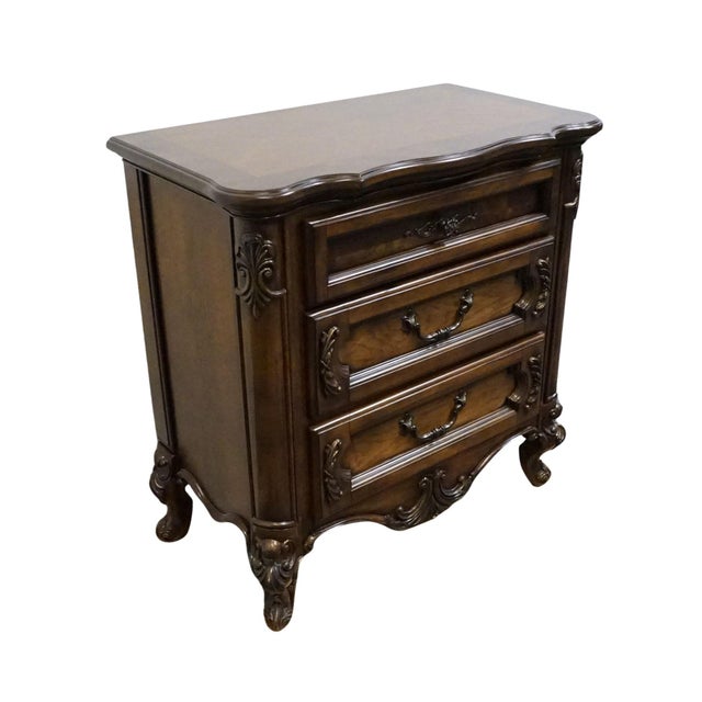 French Provincial Fairmont Designs Banded Bookmatched Pecan Louis XV French Provincial 32" Nightstand - Chestnut Finish C7025-02 For Sale - Image 3 of 14
