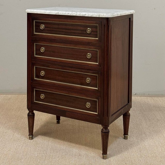French Louis XVI Petite Mahogany Commode With Carrara Marble For Sale - Image 4 of 18
