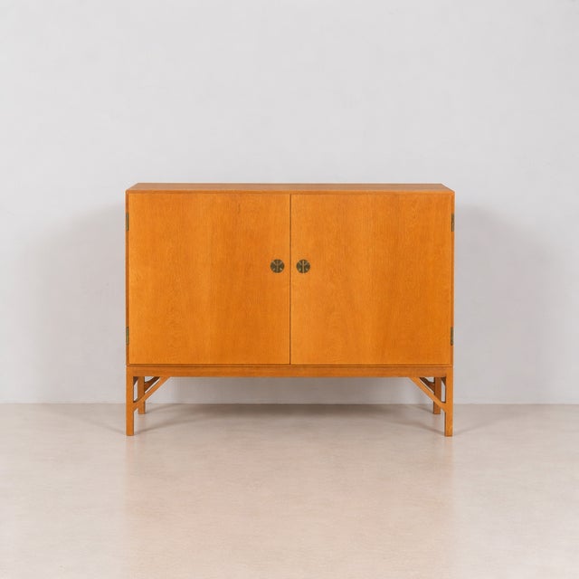 Stunning in its simplicity, the oak cabinet, model 232 designed by Børge Mogensen, is also known as the 'China' cabinet....