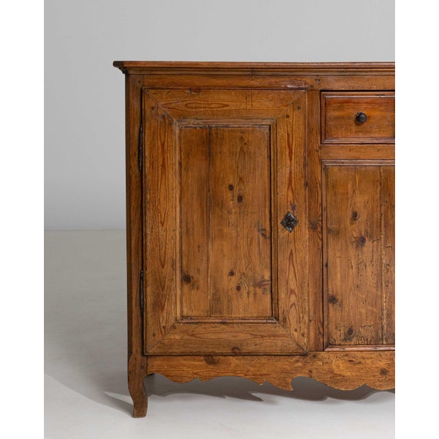 Mid 19th Century 1850s French Provincial Pine Buffet In Original Patina For Sale - Image 5 of 18