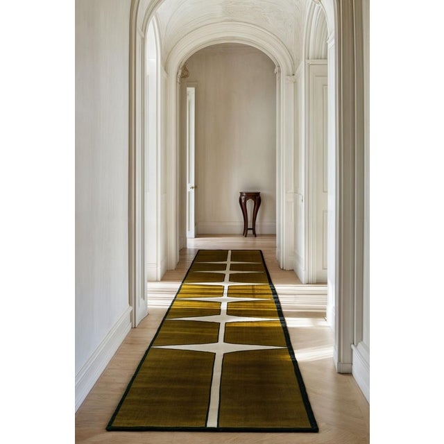 The Vetiver Runner exudes natural elegance and sophistication. Inspired by Vetiver’s earthy, woody richness, this green...