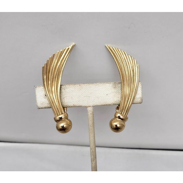 1950s Vintage 1950s Signed Napier Modernist Goldtone Clip Earrings - 2 Pieces For Sale - Image 5 of 9