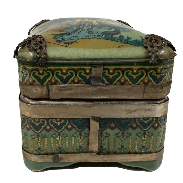 Early 20th-Century Chinese Porcelain Geisha Trinket Box For Sale In Los Angeles - Image 6 of 10