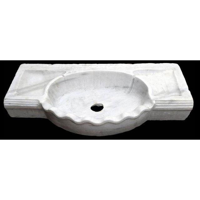 ANCIENT MARBLE SINK began 20th Century Original antique white marble sink. Height 77 cm Width 38 cm Inside the basin depth...