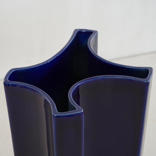 Radiant Blue Vase attributed to Angelo Mangiarotti for Fratelli Brambilla Milan, 1968 For Sale - Image 3 of 10