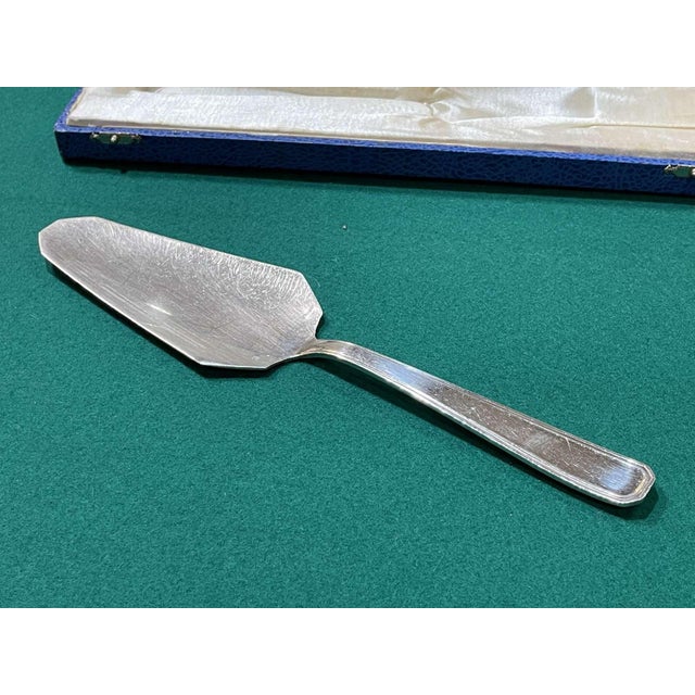 Silver-plated metal cake server by Boulenger from the 1930s - L=26.5cm, W=6cm. This piece has an attribution mark, I am...