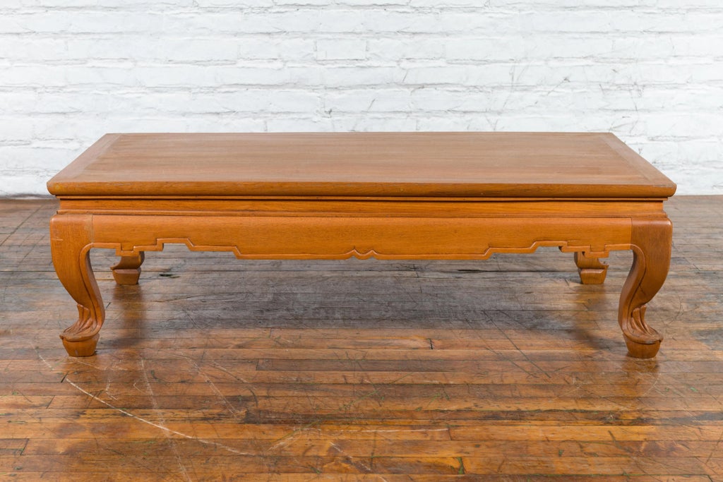アンティクcoffeeテーブル Vintage Thai Waisted Top Coffee Table with Carved Apron & Cabriole