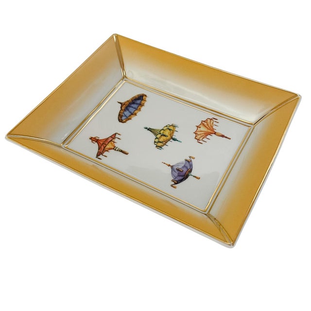 Vintage Chinoiserie Porcelain Valet Tray With Parasol & Umbrella Motif With Gold Gilt Trim For Sale - Image 4 of 10