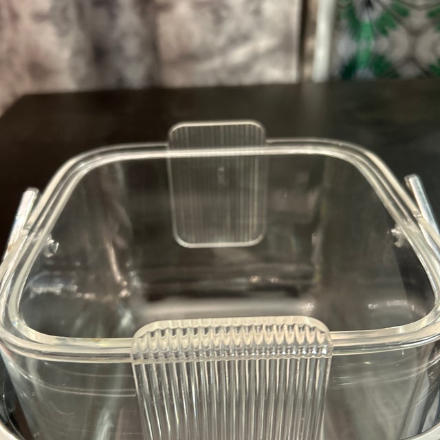 Ambrogio Pozzi for Fratelli Guzzini Italian Acrylic and Lucite Ice Bucket and Tongs For Sale In Miami - Image 6 of 10