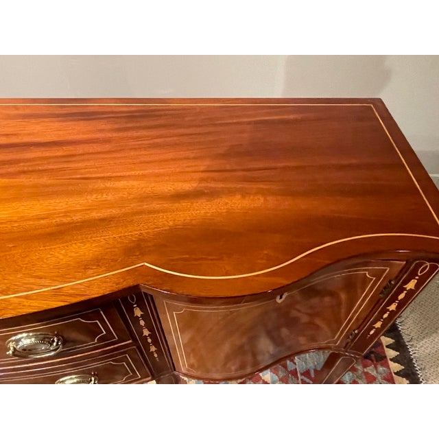 Chestnut 1990s Stickley Federal Style Featuring a Bowfront Design Crafted From Mahogany Solids, Book-Matched Mahogany Veneer, and Satinwood Bellflower Inlays. For Sale - Image 8 of 12