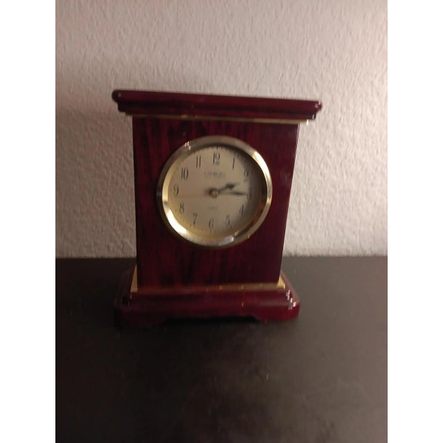 American Vintage Danbury Burlwood Mahogany Finish Mantle or Desk Clock For Sale - Image 3 of 6