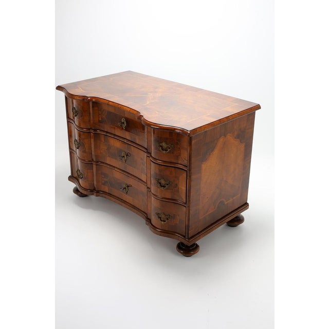 Baroque Chest of Drawers in Walnut, 1760 For Sale - Image 6 of 12