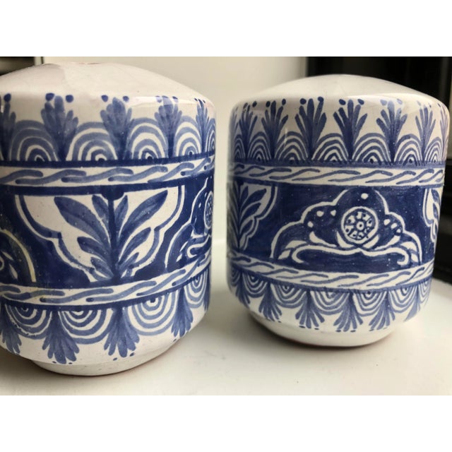 Vintage Mexican Hand-Painted Tlalpujahua Salt & Pepper Shakers in Blue & White-a Pair For Sale - Image 4 of 6