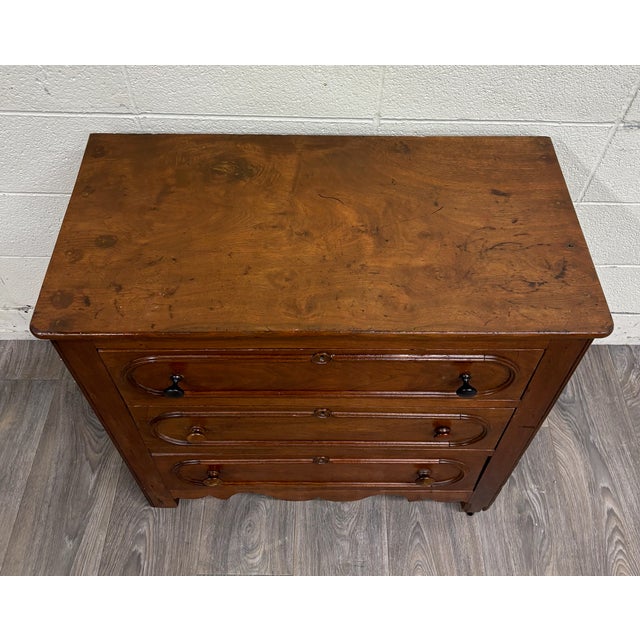 Victorian Antique American Victorian Walnut Cottage Chest of Drawers Commode For Sale - Image 3 of 12