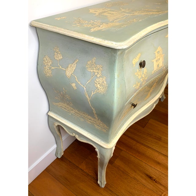 1960s Vintage Italian Louis XV Style Chinoiserie Bombé Chest – Hand-Painted For Sale - Image 5 of 11