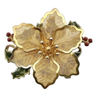 1960s Vintage Americana Hollywood Regency Gold Mesh Christmas Poinsettia Brooch, MC Manufacturing For Sale