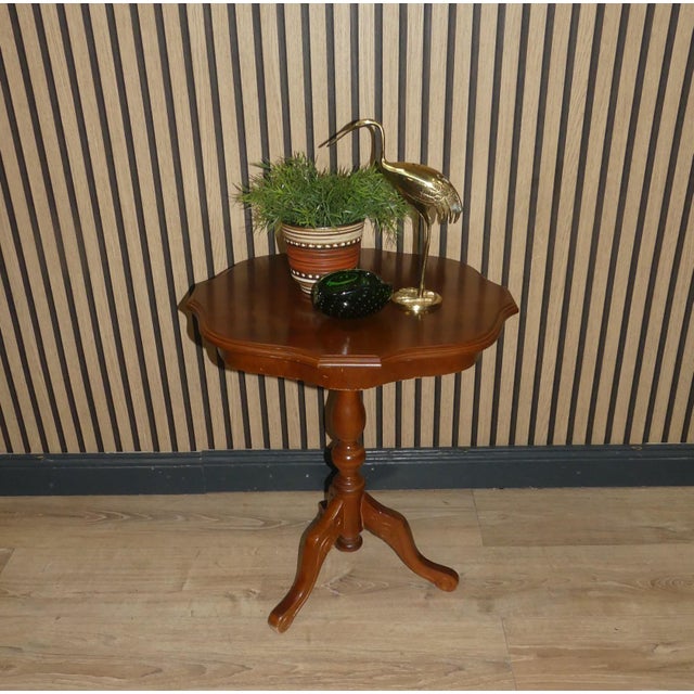 Classic side style furniture Pretty coffee table/side table with beautifully curved legs in Chippendale style Round table...