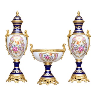 French Style Three-Piece Porcelain Garniture Set With Two Covered Vases and Central Jardinière, Gold Leaf and Bronze Details For Sale