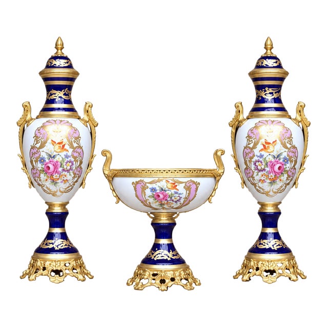 French Style Three-Piece Porcelain Garniture Set With Two Covered Vases and Central Jardinière, Gold Leaf and Bronze Details For Sale
