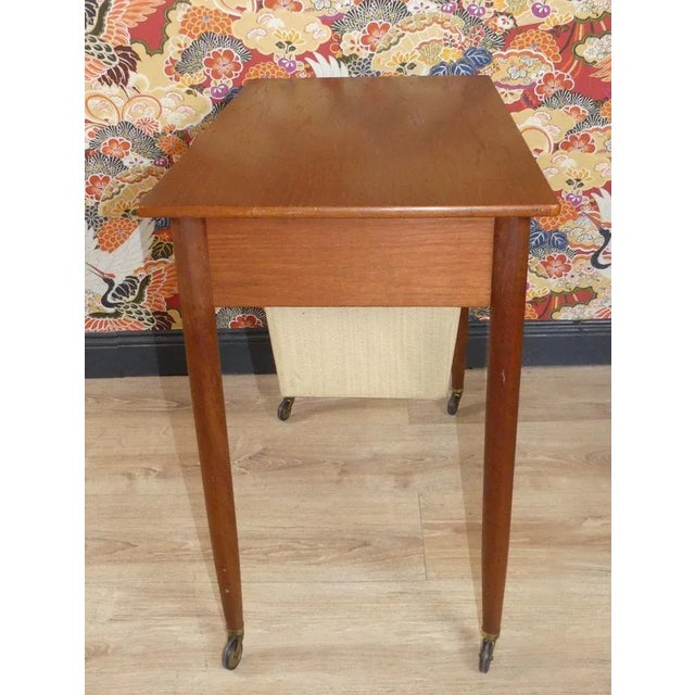 Beautiful big sewing box Spacious regulatory links with many boxes and compartments Practically rollable! With a divided...