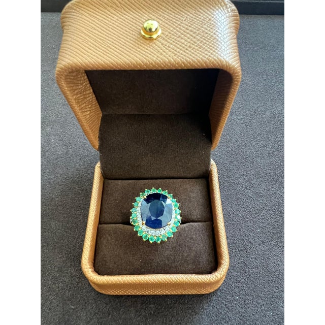 Bochic “Orient” Vintage Diamond, Blue Sapphire & Emerald Ring Set In 18K Gold & For Sale - Image 11 of 12