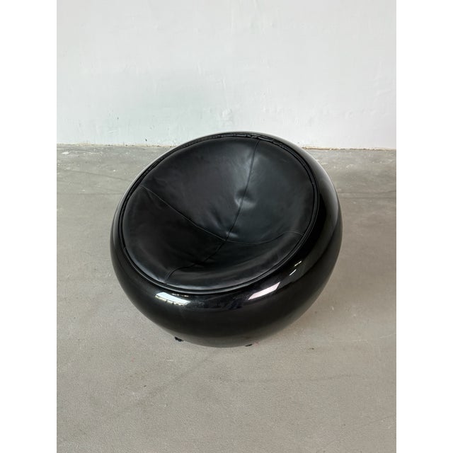 Mid-Century Modern 1970s Space Age Lounge Chair in Black Polycarbonate With Integrated Leather Seat For Sale - Image 3 of 5