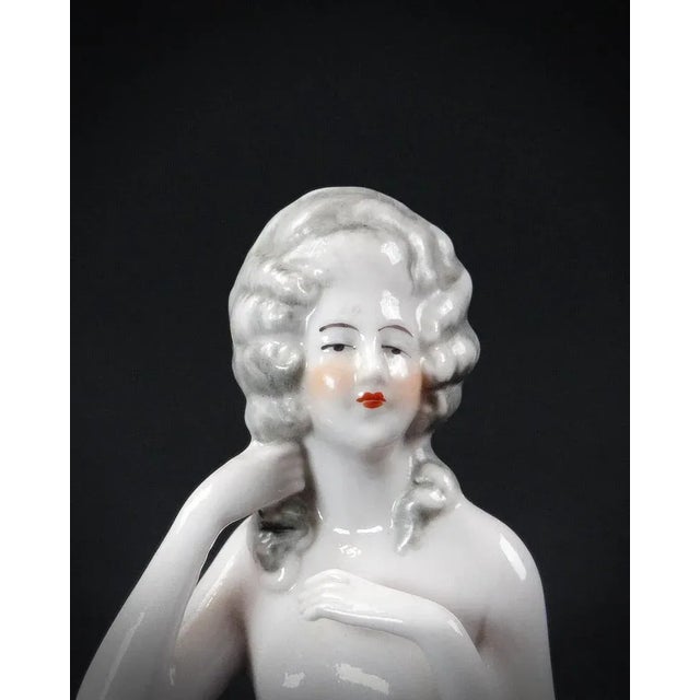 Marie-Antoinette Half-Doll in German Porcelain, 20th Century A toy, an accessory? This half-figurine is much more than...