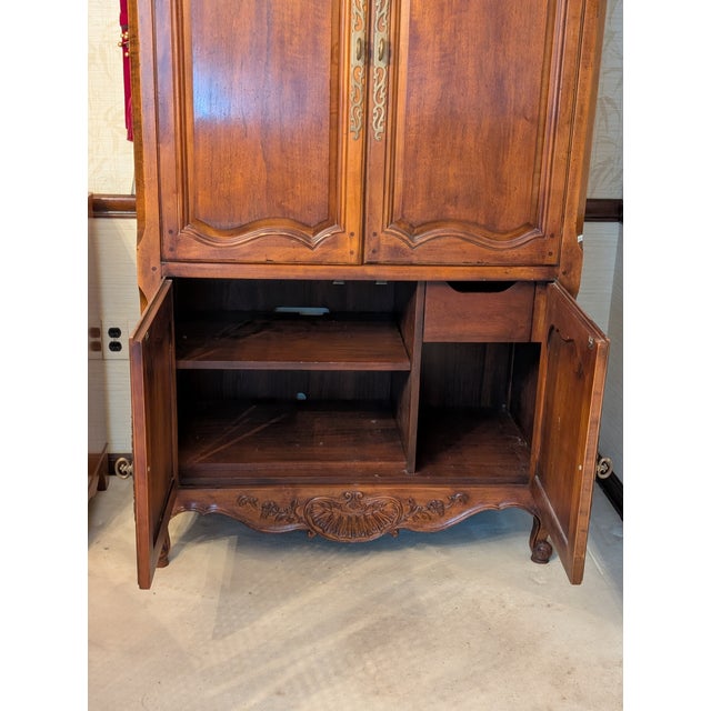 1980s Henredon French Provincial Carved Wood Illuminated Armoire Brand For Sale - Image 9 of 11