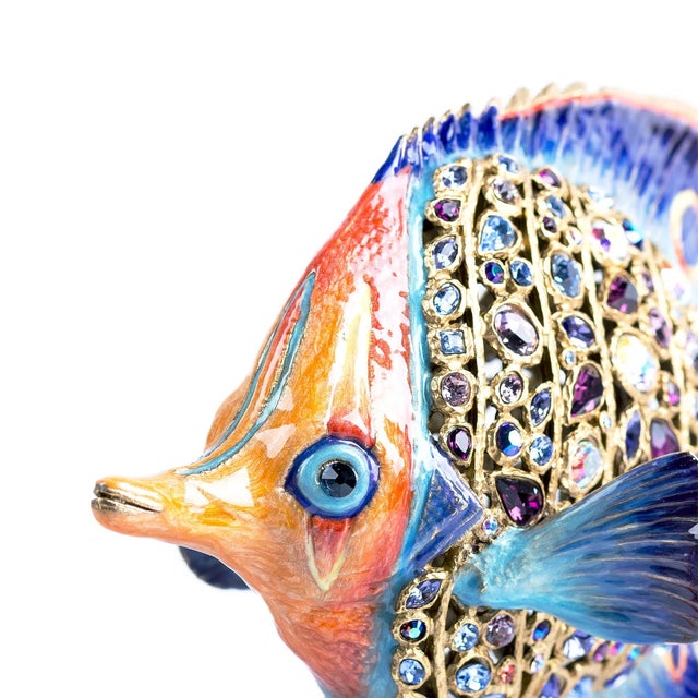 This Westin Butterfly Fish figurine is a captivating ocean-inspired treasure, adorned with faceted crystal stones set in...