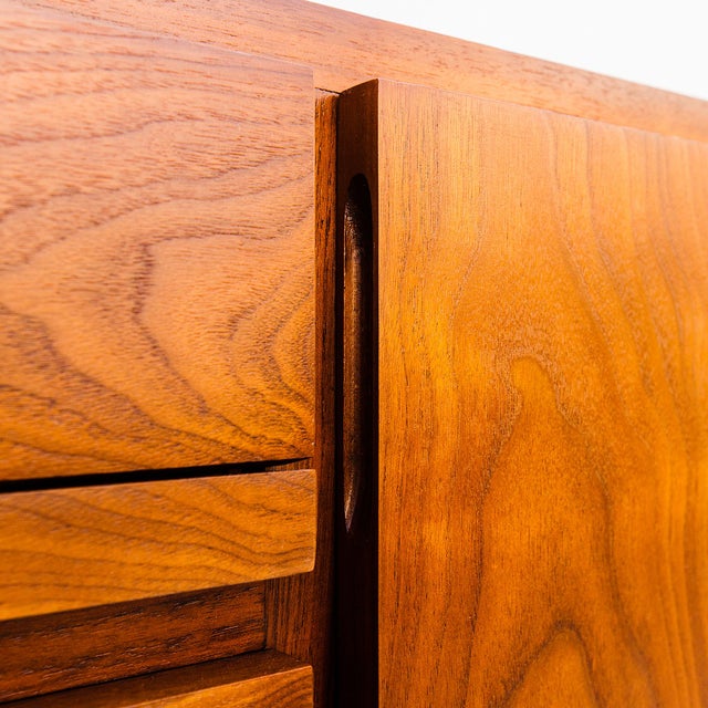Restored 1950s T. H. Robsjohn-Gibbings for Widdicomb Walnut Credenza For Sale - Image 9 of 15