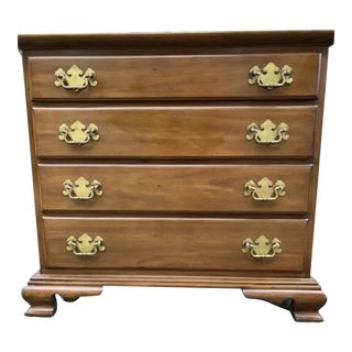 1950s Willett Furniture Company 4 Drawer Maple Bachelor's Chest Nightstand Side Table For Sale