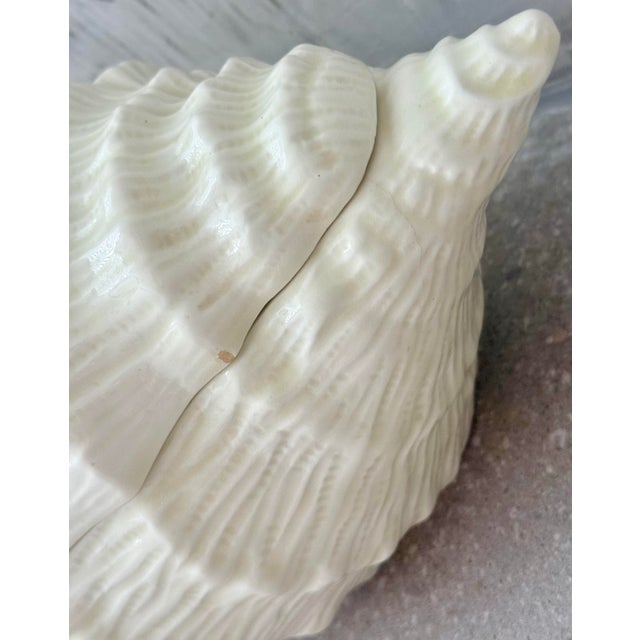 1960’s Vintage White Porcelain Conch Shell Lidded Soup Tureen With Matching Ladle For Sale In San Antonio - Image 6 of 12