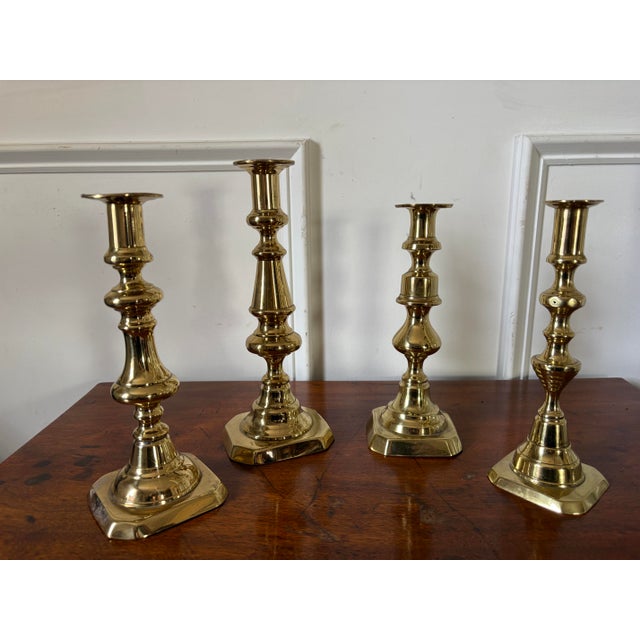 English Group of Four English Polished Brass Candlesticks Different Sizes, 19th Century For Sale - Image 3 of 4