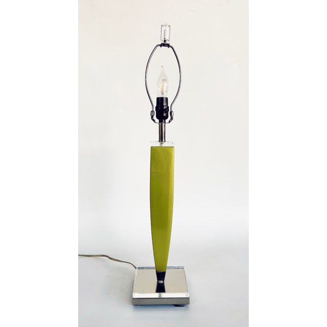 Mid-Century Modern Late 20th Century Mid-Century Modern Lucite Table Lamps With Shades and Lucite Finials, a Pair For Sale - Image 3 of 6